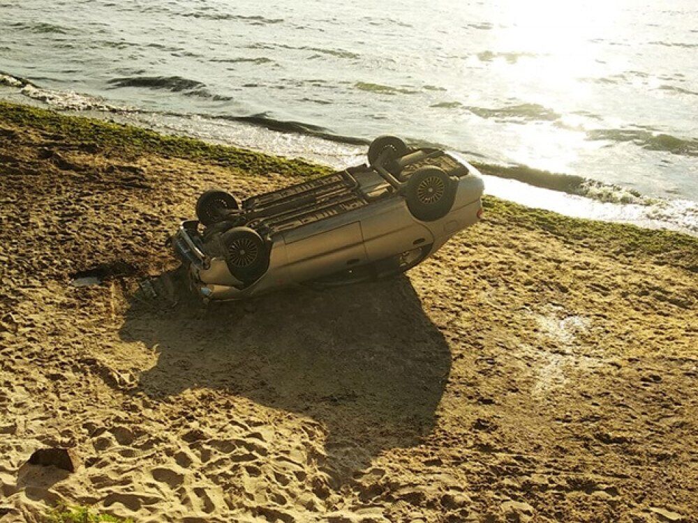 ''Забыла за ручник'': в Одессе со склона на пляж рухнул автомобиль