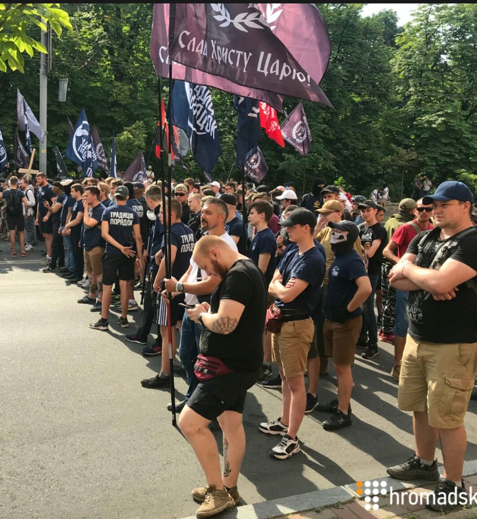 "Г*вно дырявой ложкой собирали": в сети бурно обсуждают Марш равенства в Киеве