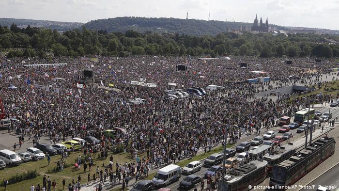 В Чехии сотни тысяч людей вышли на "майдан": фото и видео протестов