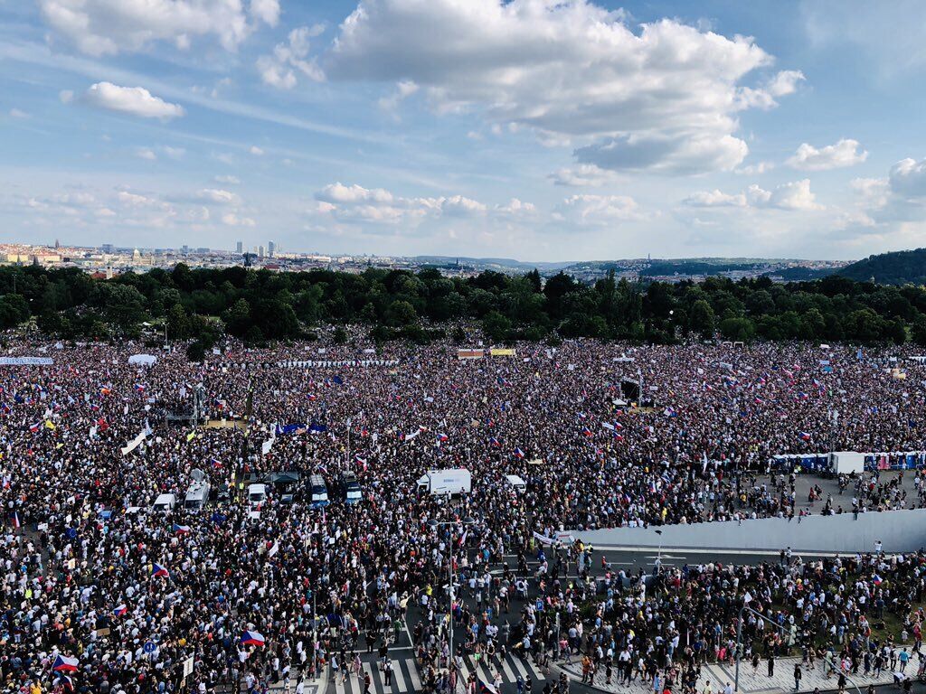 У Чехії сотні тисяч людей вийшли на "майдан": фото і відео протестів