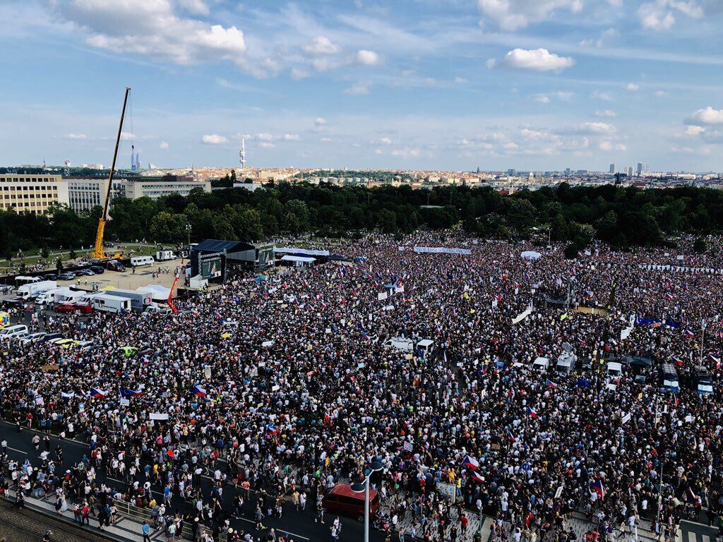 В Чехии сотни тысяч людей вышли на "майдан": фото и видео протестов