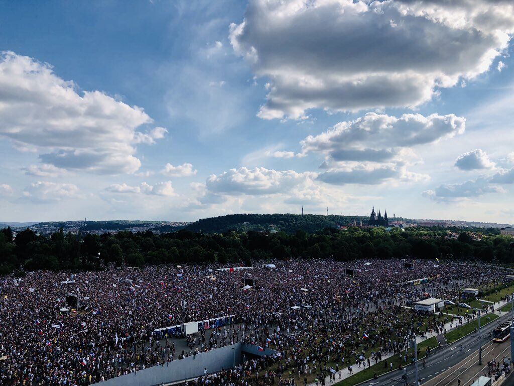 У Чехії сотні тисяч людей вийшли на "майдан": фото і відео протестів