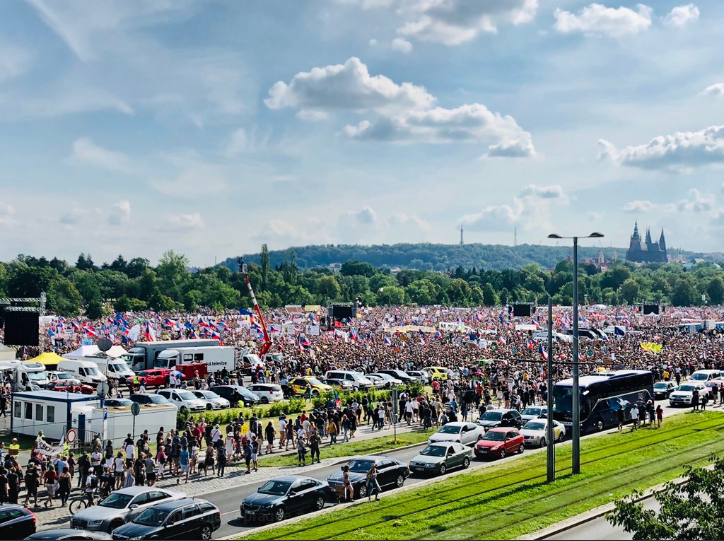 У Чехії сотні тисяч людей вийшли на "майдан": фото і відео протестів