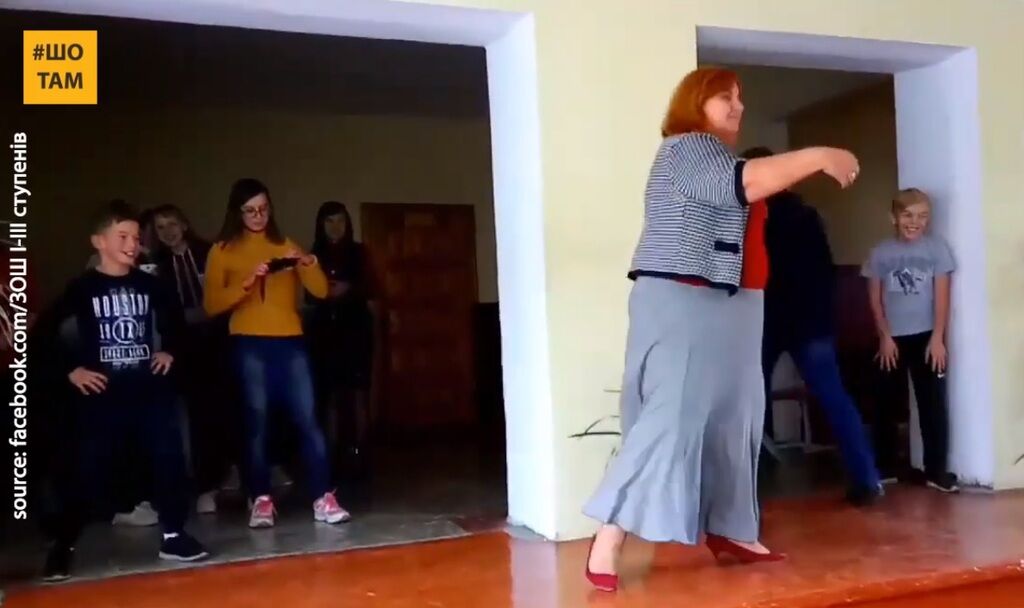 Директор школы танцует с учениками на перерыве