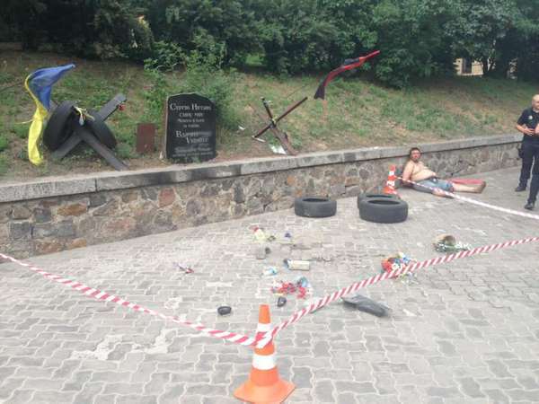 В Киеве разгромили мемориал