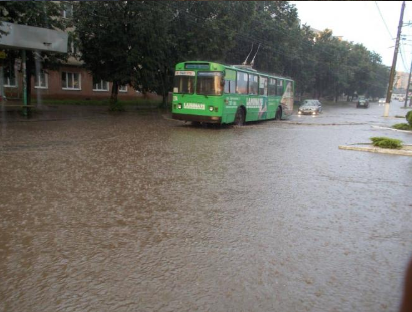 Улицы стали реками: в Хмельницком произошел масштабный потоп. Фото и видео