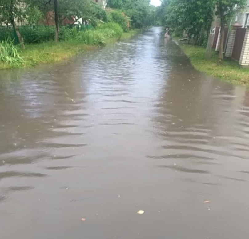 Вулиці стали річками: у Хмельницькому трапився масштабний потоп. Фото і відео