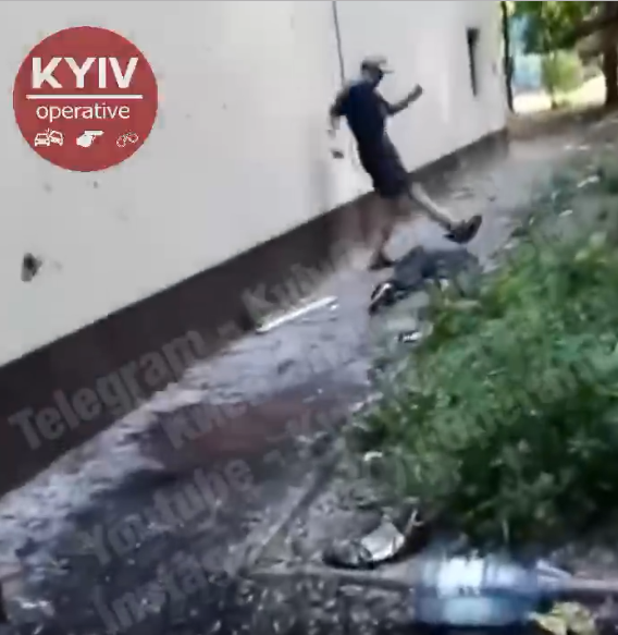 У Києві підлітки до напівсмерті побили безхатька, їх провчили: фото і відео 18+