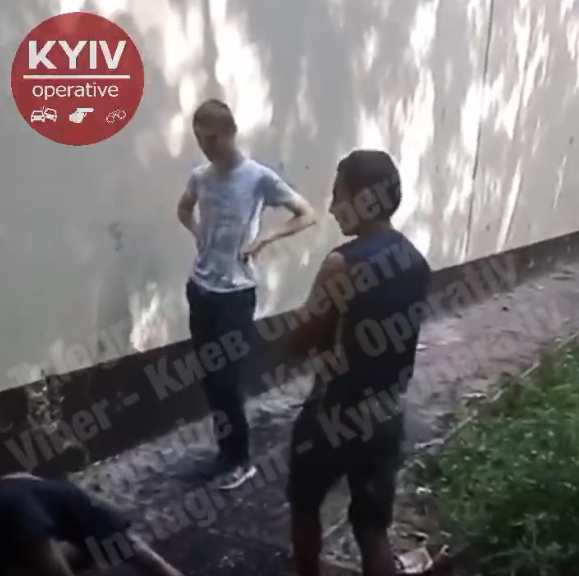 В Киеве подростки до полусмерти избили бездомного, их проучили: фото и видео 18+