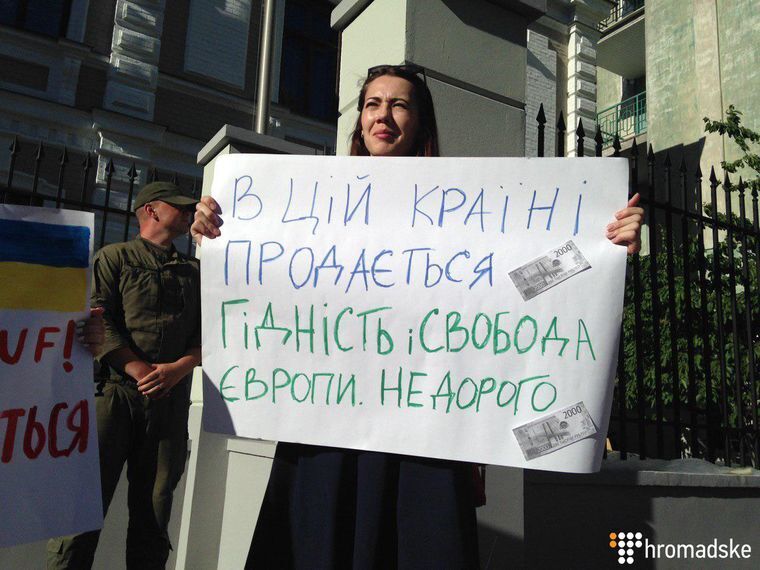 "Капітулювали перед Росією!" У Києві закидали посольства ЄС кривавими грошима