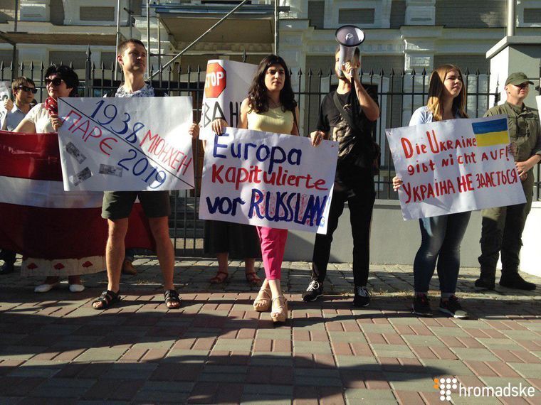 "Капитулировали перед Россией!" В Киеве забросали посольства ЕС кровавыми деньгами