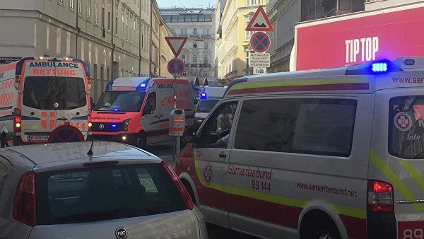 В Вене взорвалась и рухнула жилая высотка: первые фото и видео с места ЧП
