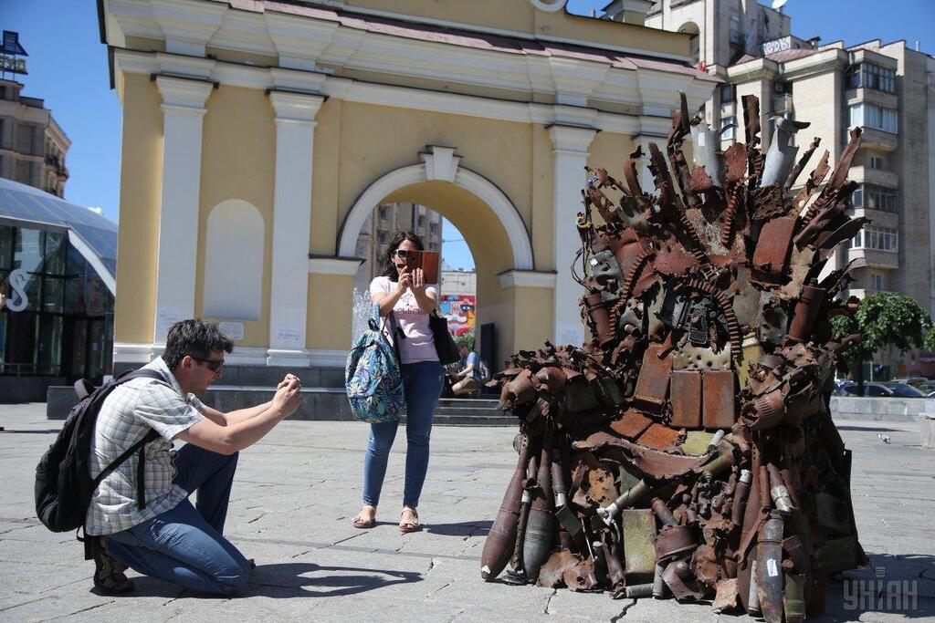 У Києві встановили Залізний трон із "Гри престолів": що в ньому незвичайного