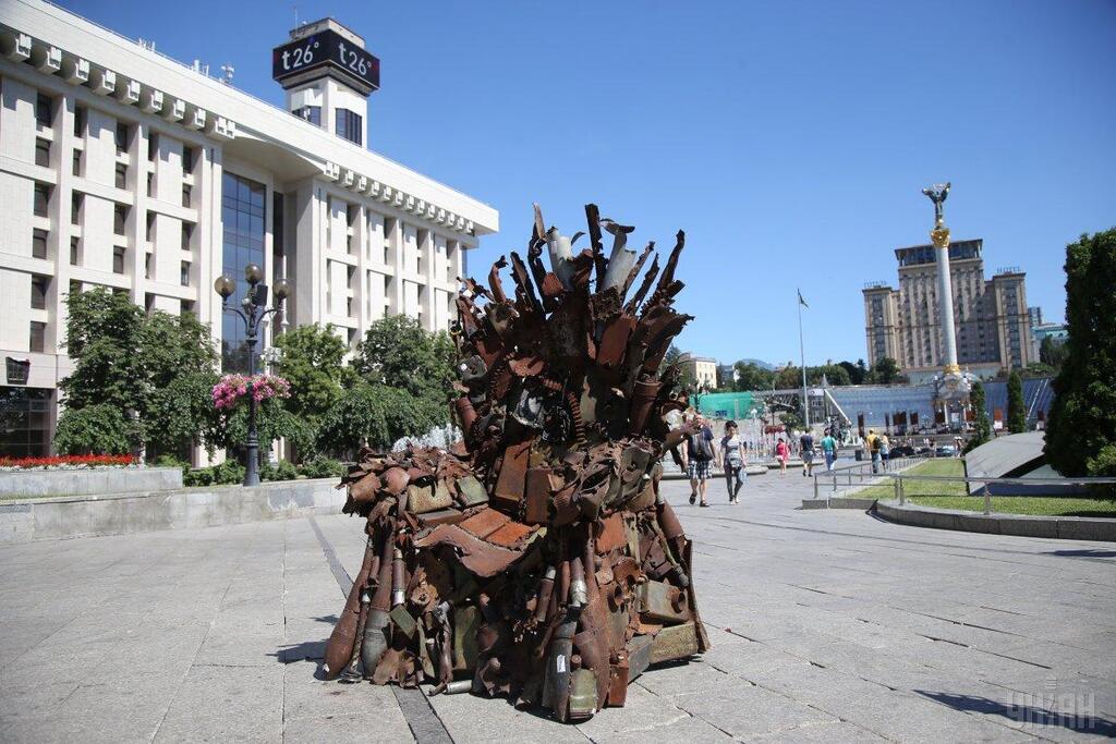 У Києві встановили Залізний трон із "Гри престолів": що в ньому незвичайного
