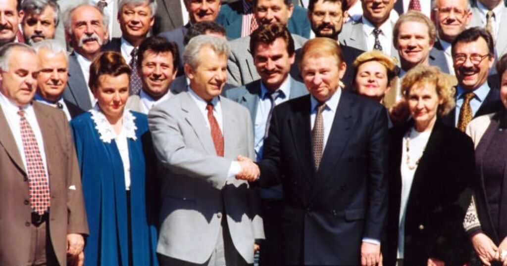 Президент Леонид Кучма и спикер парламента Александр Мороз (слева) после голосования