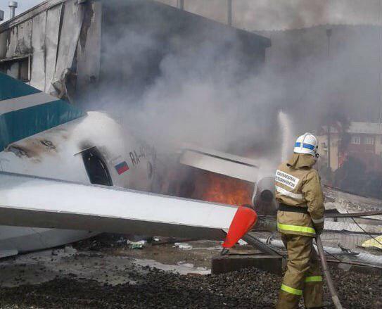 В России в аэропорту загорелся самолет с пассажирами: все подробности