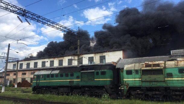 Есть опасность взрыва: во Львове вспыхнул пожар на вокзале. Фото и видео