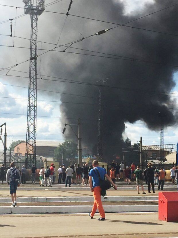 Есть опасность взрыва: во Львове вспыхнул пожар на вокзале. Фото и видео