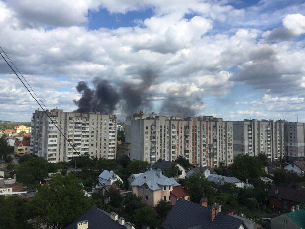 Есть опасность взрыва: во Львове вспыхнул пожар на вокзале. Фото и видео