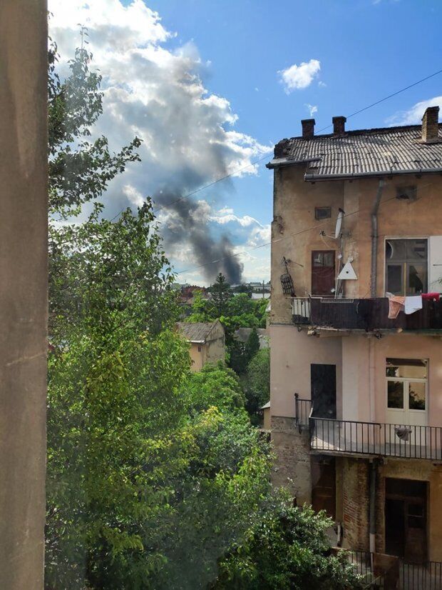 Есть опасность взрыва: во Львове вспыхнул пожар на вокзале. Фото и видео