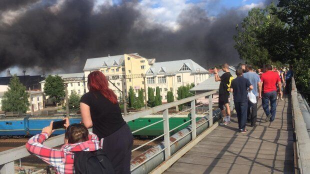 Есть опасность взрыва: во Львове вспыхнул пожар на вокзале. Фото и видео