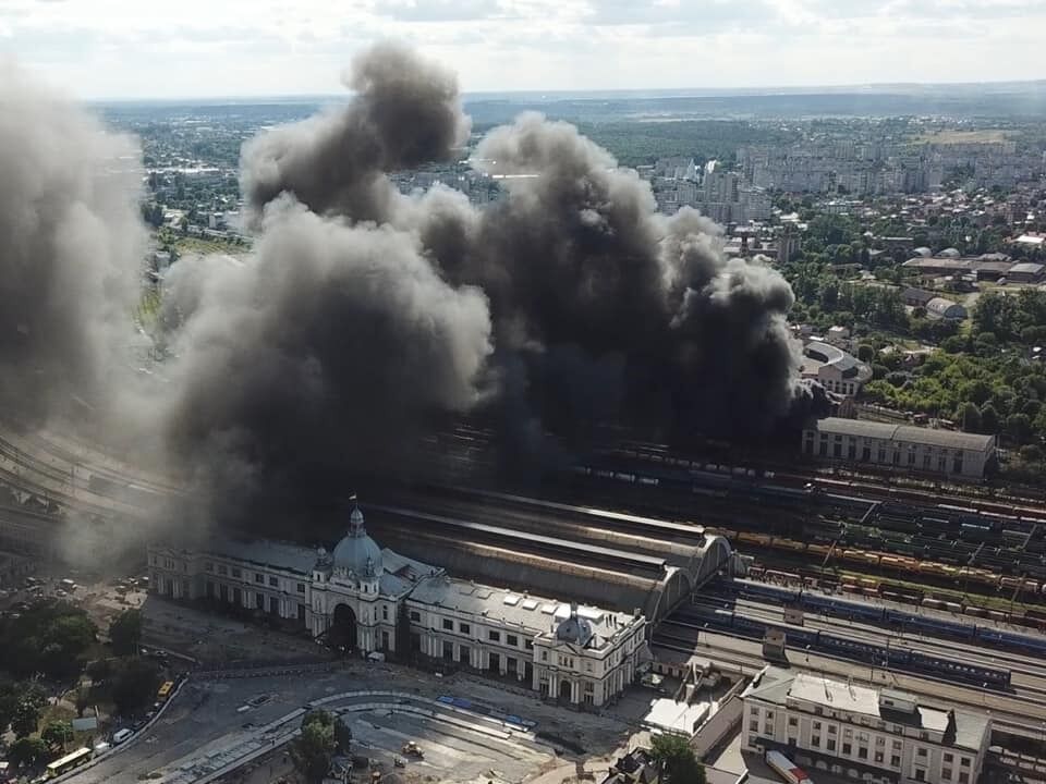 Есть опасность взрыва: во Львове вспыхнул пожар на вокзале. Фото и видео