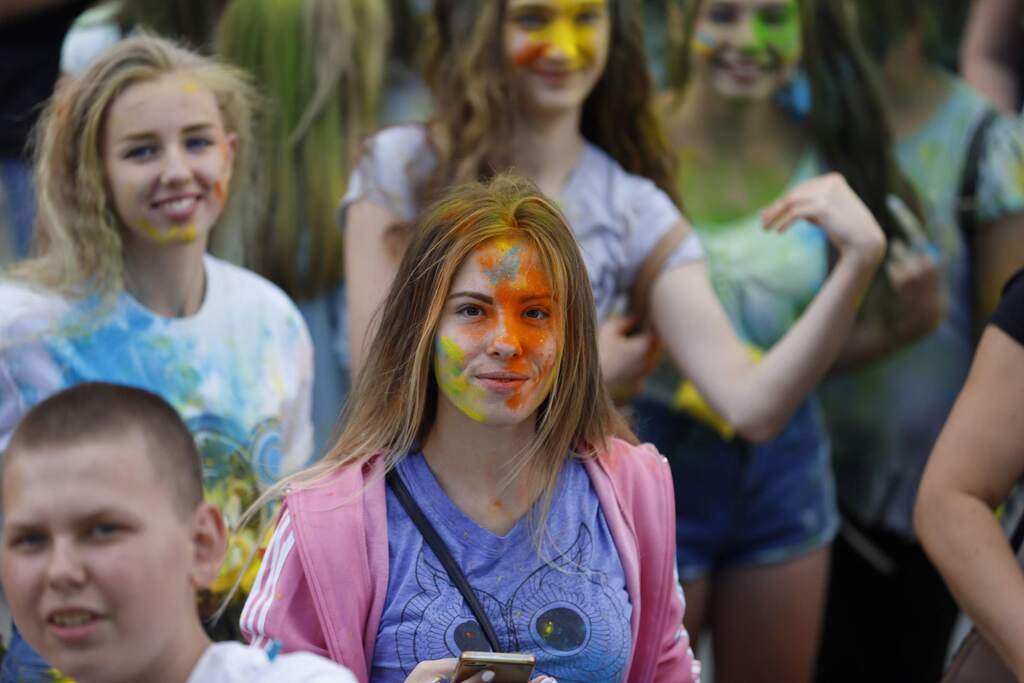 Три тысячи участников и пол тонны красок на Kolir Fest в Днепре: опубликованы яркие фото