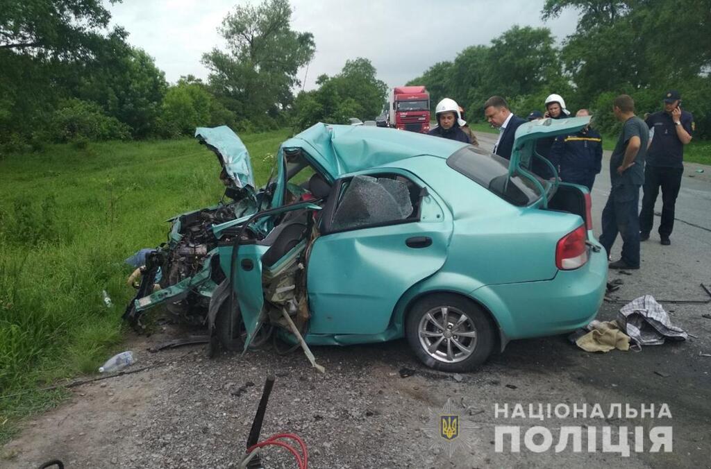 От удара Chevrolet превратился в груду металла