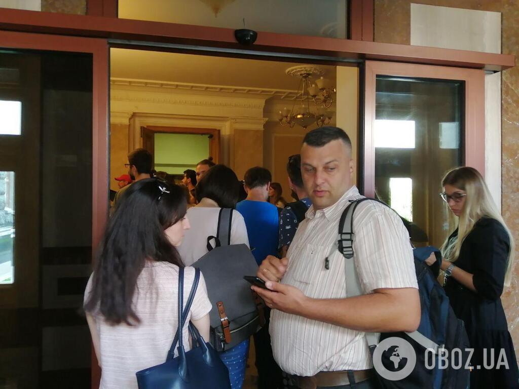 "Стовпотворіння і жах": Зеленський запізнився на брифінг і не пустив 30 журналістів. Фото і відео