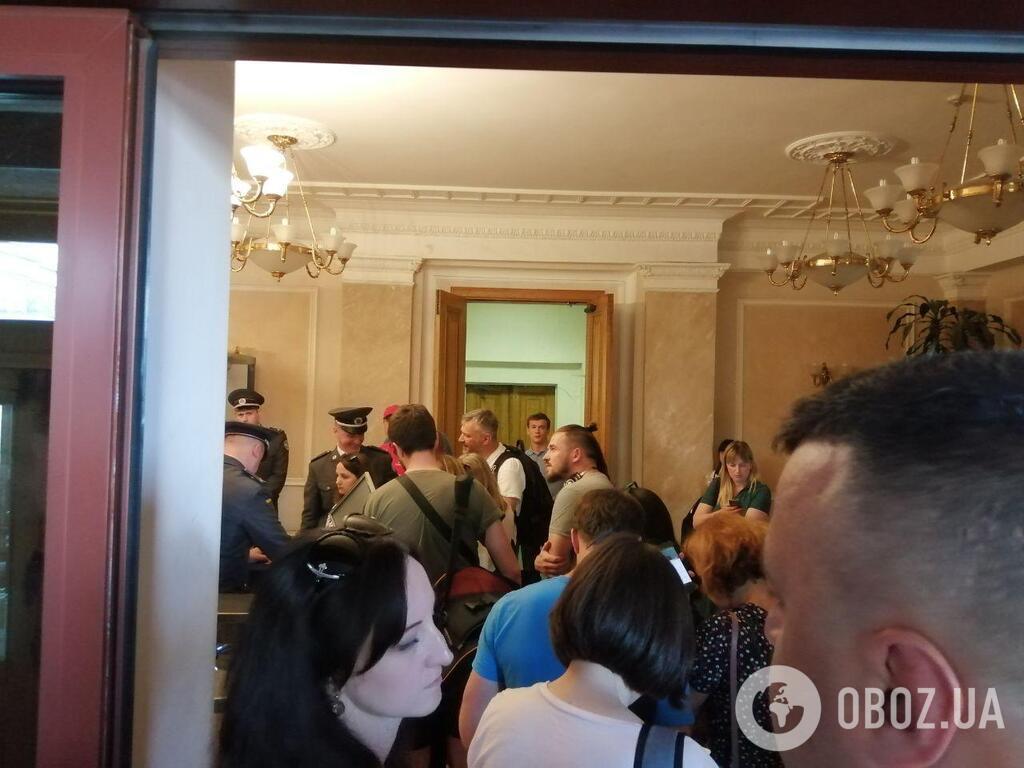 "Стовпотворіння і жах": Зеленський запізнився на брифінг і не пустив 30 журналістів. Фото і відео