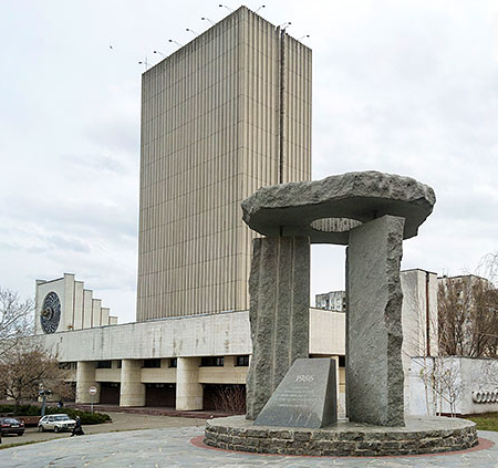 Той самий пам'ятник, встановлений до 25-ї річниці аварії на ЧАЕС