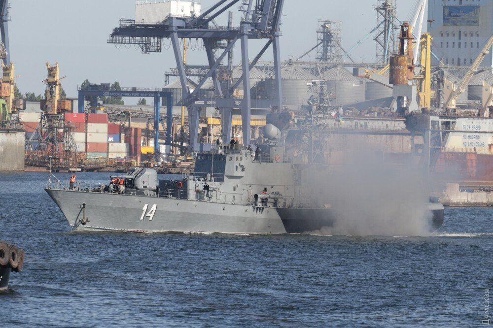 Эсминец США в Черном море вызвал панику в России: что произошло