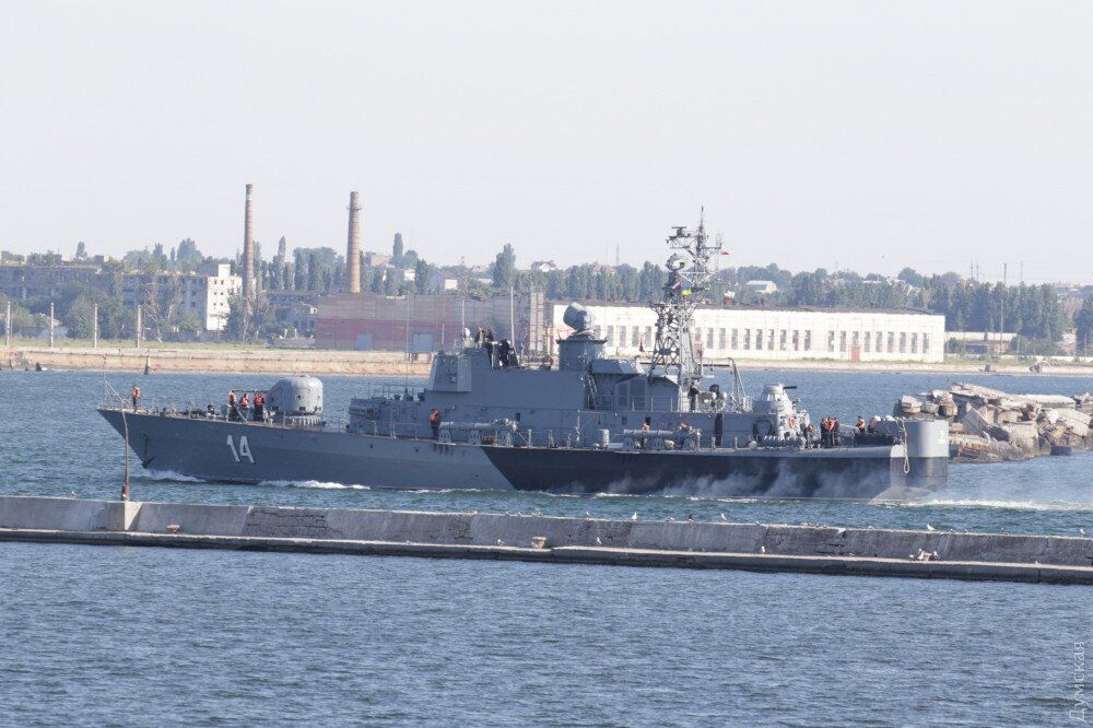 Эсминец США в Черном море вызвал панику в России: что произошло