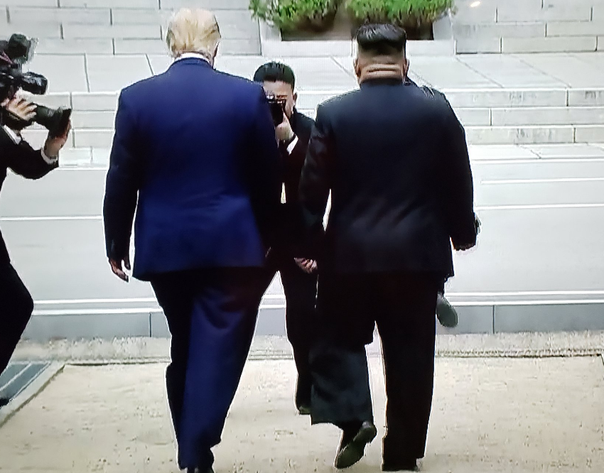 Дональд Трамп и Ким Чен Ын на переговорах