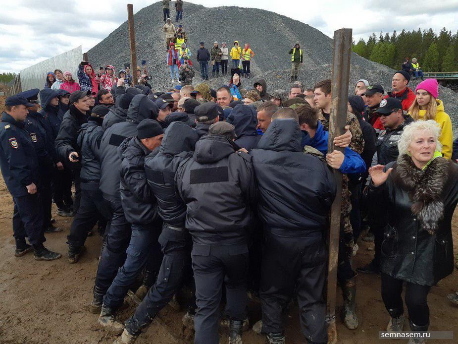 В России произошла массовая драка с ОМОНом: появилось видео