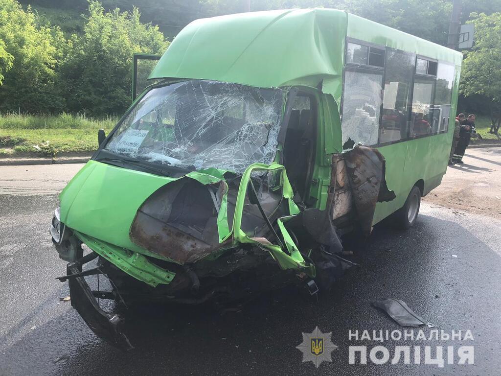 В Харькове грузовик протаранил маршрутку: 10 пострадавших