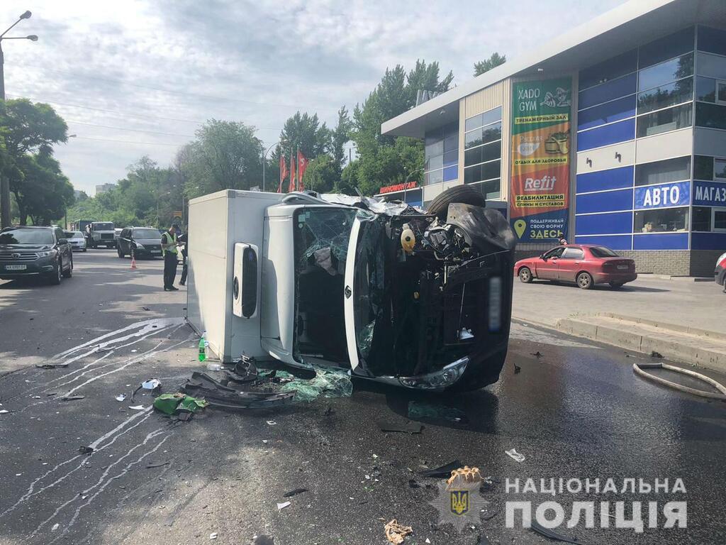 В Харькове грузовик протаранил маршрутку: 10 пострадавших