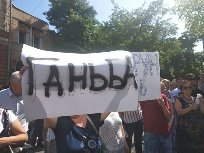 Коллектив встал на защиту от рейдеров