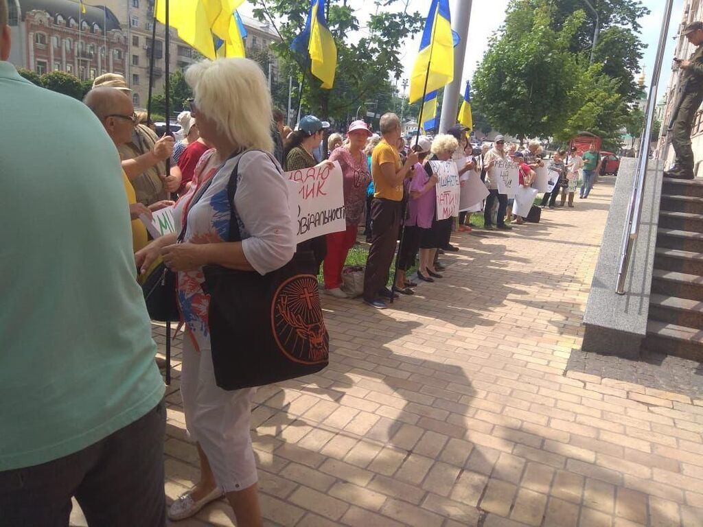 Скандальне рішення щодо банкіра: сотні українців вимагають від суду правосуддя