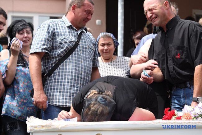 Родные в истерике: под Киевом похоронили убитого полицейскими ребенка. Фоторепортаж