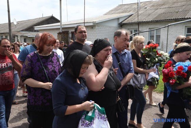 Родные в истерике: под Киевом похоронили убитого полицейскими ребенка. Фоторепортаж