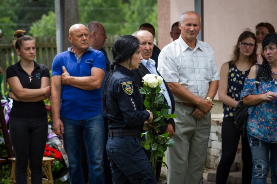 Рідні в істериці: під Києвом поховали вбиту поліцейськими дитину. Фоторепортаж