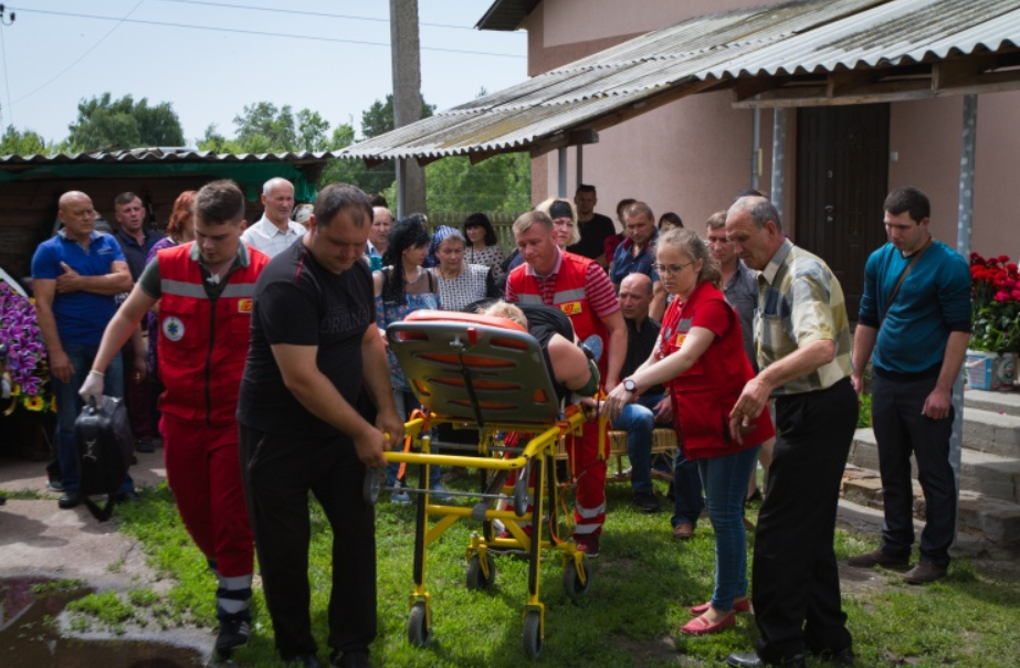 Рідні в істериці: під Києвом поховали вбиту поліцейськими дитину. Фоторепортаж