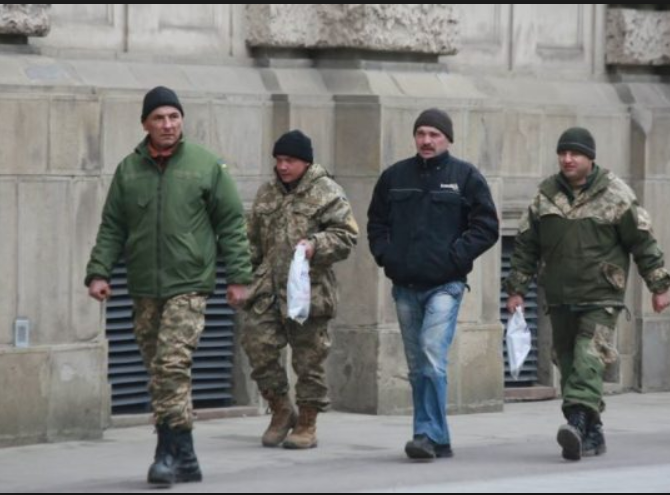 В Україні заборонили цивільним носити військову форму: що відомо