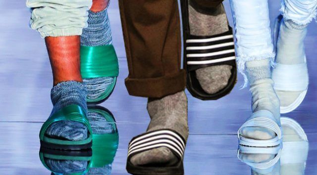 Сандалии с носками стали новым модным трендом: как подобрать