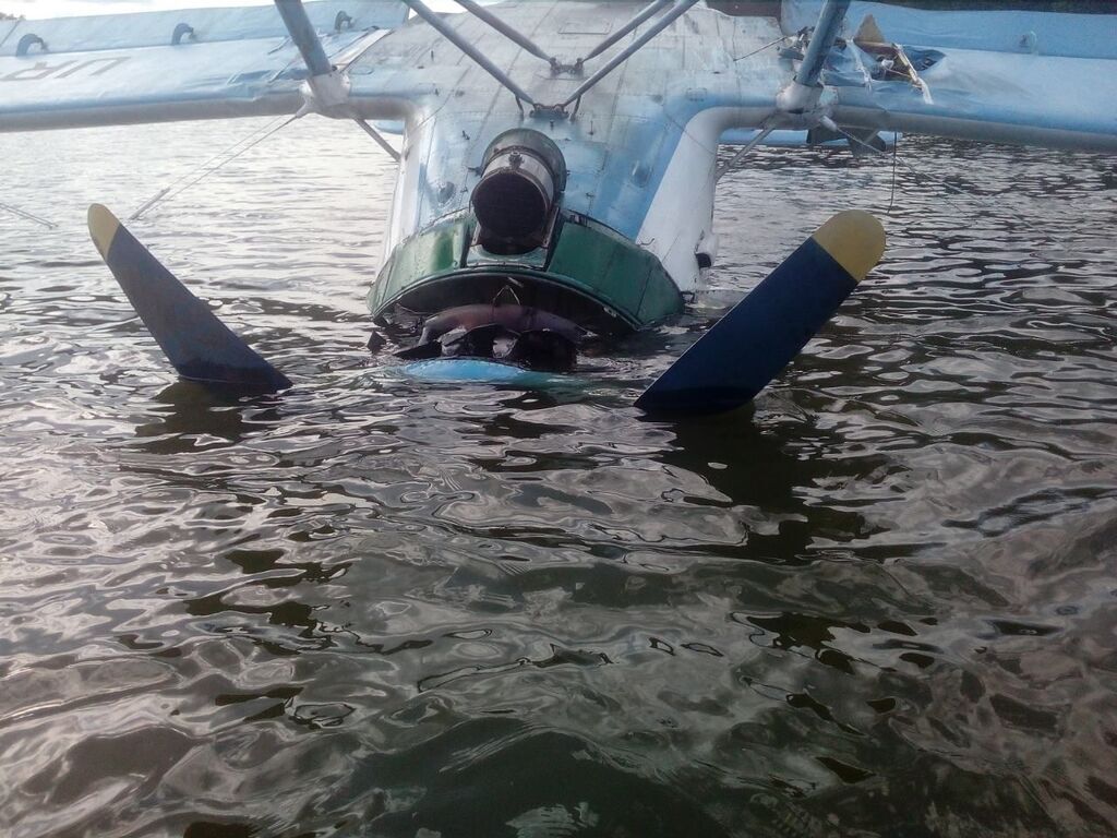 В Киеве на воду аварийно сел самолет