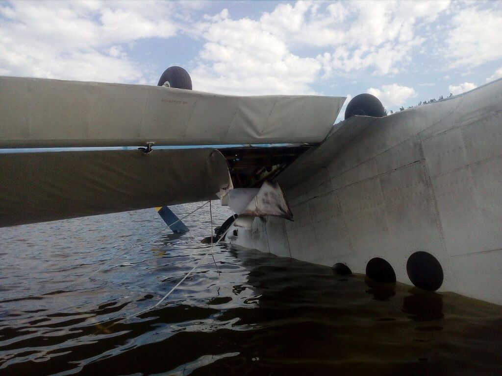 У Києві на воду здійснив аварійну посадку літак