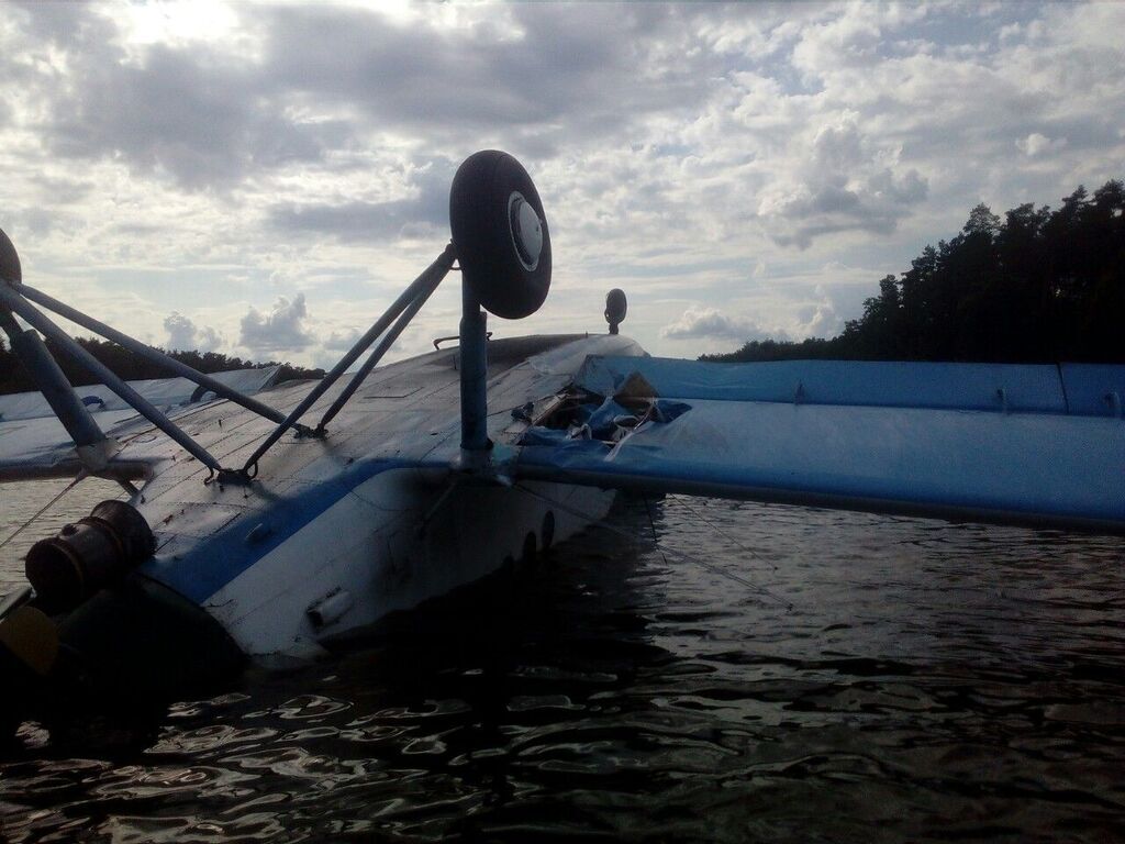 В Киеве на воду аварийно сел самолет