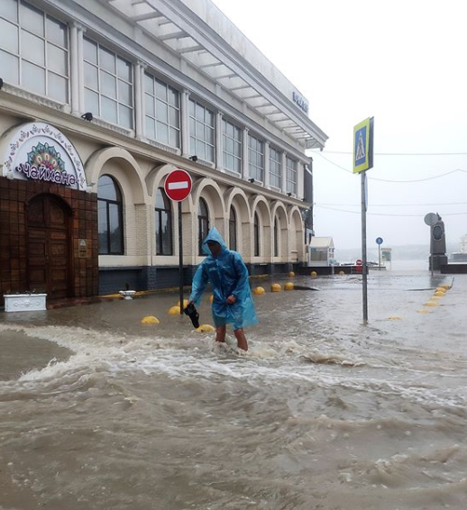 Злива у Севастополі