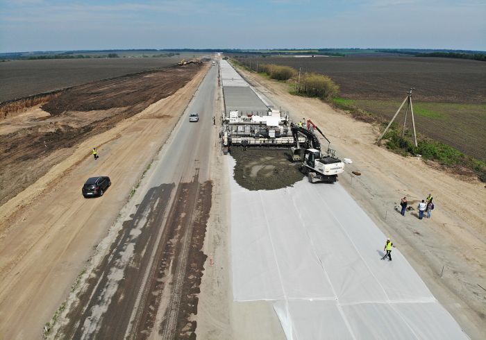 В Україні показали, як будують першу сучасну бетонну дорогу